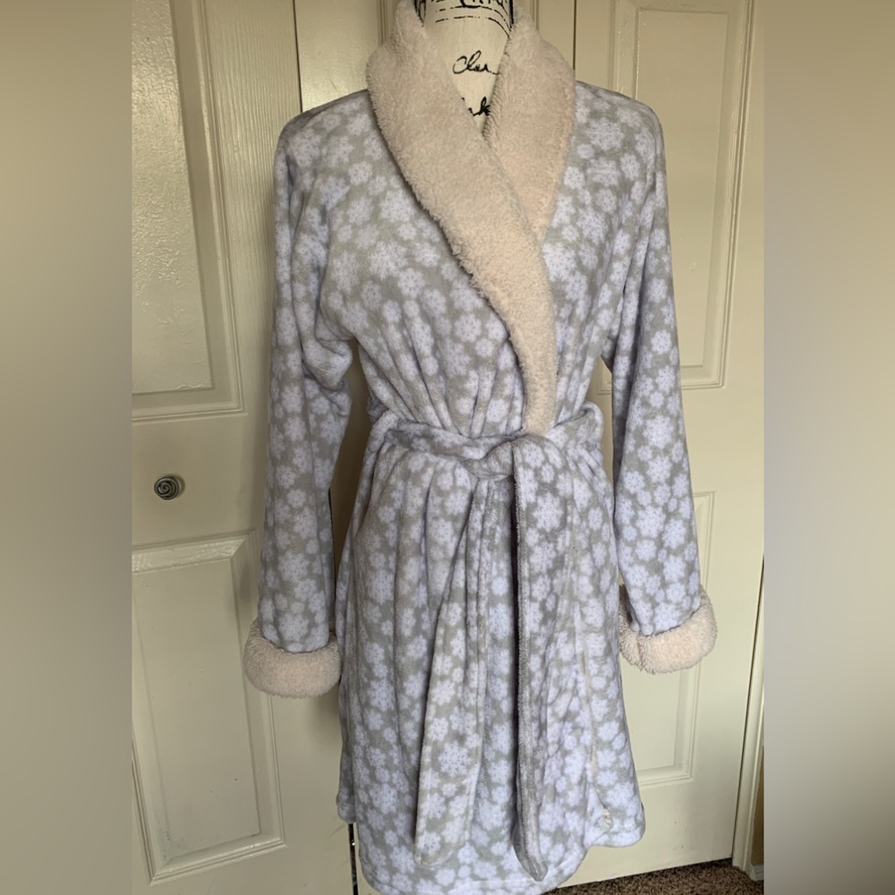Pajama Drama Soft Snowflakes Fleece Robe